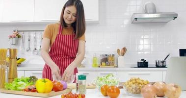 giovane asiatico donna cucinando nel cucina a casa. foto