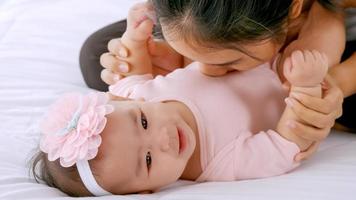 giovane madre con sua poco bambino giocando su letto a casa. foto