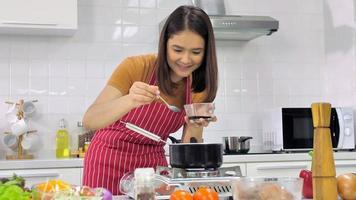 giovane asiatico donna cucinando nel cucina a casa. foto