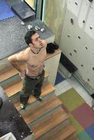 uomo esercizio sport arrampicata foto