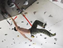 uomo esercizio sport arrampicata foto