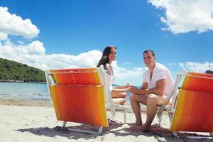 contento coppia avere divertimento su il spiaggia foto