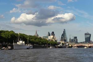 Londra, Regno Unito, 2014. Ristorante galleggiante e bar sul fiume Tamigi foto