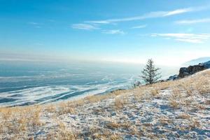 paesaggio di congelato lago baikal nel inverno con nube e blu cielo, Visualizza punto a partire dal capo a olkhon isola. foto