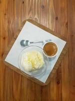 superiore Visualizza di Affogato caffè, caffè espresso tiro servito con vaniglia ghiaccio crema nel bar. foto