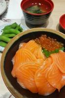 giapponese riso con crudo salmone e salmone capriolo con miso la minestra e edamame. foto