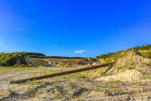 scavato sabbia montagne e macerie emorroidi cava lago dragaggio stagno. foto
