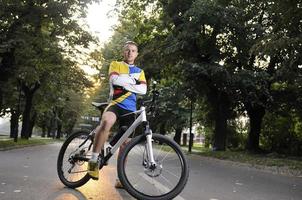 in forma contento giovane uomo sorridente su bicicletta foto