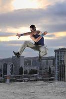 giovane uomo salto nel aria all'aperto a notte pronto per festa foto