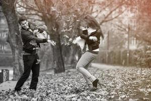 contento giovane coppia nel autunno parco foto