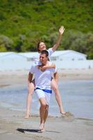 contento coppia avere divertimento su il spiaggia foto