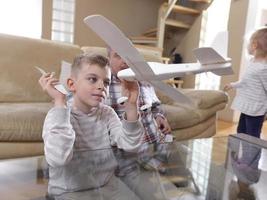 padre e figlio assemblaggio aereo giocattolo foto