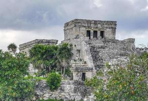 antiche rovine di tulum sito maya tempio piramidi manufatti vista sul mare messico. foto