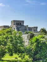 antiche rovine di tulum sito maya tempio piramidi manufatti vista sul mare messico. foto