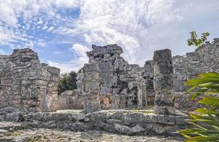 antiche rovine di tulum sito maya tempio piramidi manufatti vista sul mare messico. foto