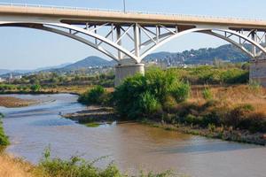 ponte quello croci il llobregat fiume vicino il città di barcellona. foto