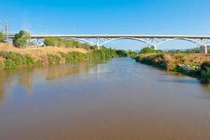 llobregat fiume e il ponte quello croci il fiume a sant feliu de llobregat foto