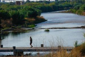 alluvione ponte per attraversare il fiume per sportivi e donne sportive, tutti e due Ciclismo, a piedi e in esecuzione. foto