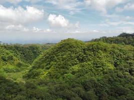 largo Visualizza di montare kelud nel Indonesia con nuvoloso condizioni e lussureggiante foreste foto