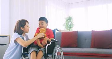 contento famiglia con madre e Disabilitato figlio la spesa tempo insieme a casa. foto