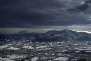 paesaggio montano invernale foto