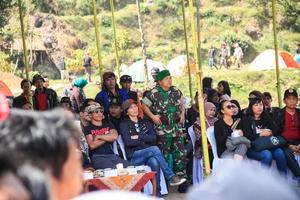 dieng, Indonesia - agosto 1, 2015. dieng cultura Festival, turisti Seguire il dreadlocks processione durante il dieng cultura Festival evento a dieng, banjarnegara quartiere, centrale Giava foto