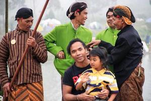 dieng, Indonesia - agosto 1, 2015. dieng cultura Festival, turisti Seguire il dreadlocks processione durante il dieng cultura Festival evento a dieng, banjarnegara quartiere, centrale Giava foto