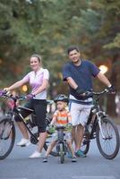 giovane famiglia con biciclette foto