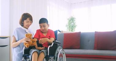 contento famiglia con madre e Disabilitato figlio la spesa tempo insieme a casa. foto