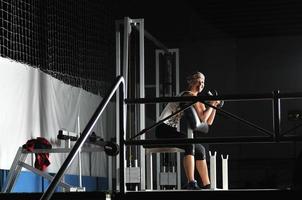 giovane donna praticante fitness e Lavorando su foto