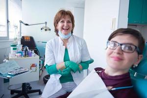 donna paziente a il dentista foto