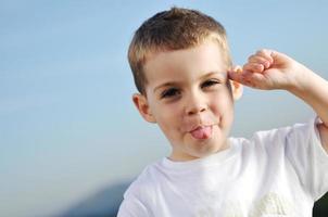 ragazzo godendo all'aperto foto