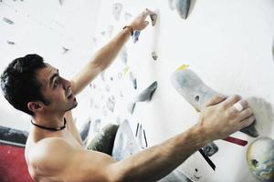 uomo esercizio sport arrampicata foto