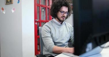 uomo d'affari che lavora utilizzando un laptop nell'ufficio di avvio foto