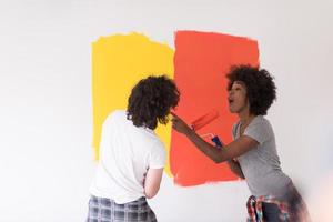 multietnico coppia pittura interno parete foto