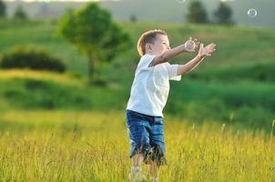 bambino e bolle foto