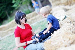 donna e bambino avere divertimento all'aperto foto