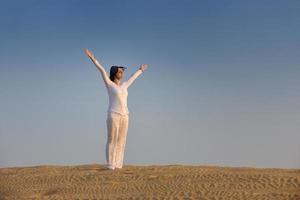 donna rilassare nel deserto foto