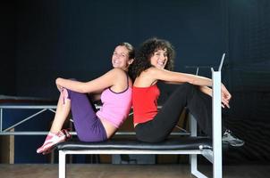 Due donne opera su nel fitness club foto