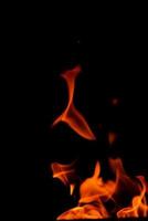 fiamma di fuoco su sfondo nero foto