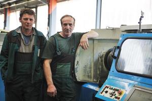 lavoratori dell'industria persone in fabbrica foto