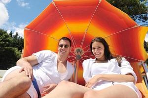 contento coppia avere divertimento su il spiaggia foto