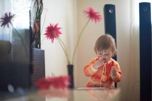 bambino giocando con tavoletta a casa foto