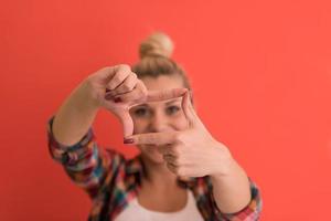 giovane donna al di sopra di colore sfondo foto