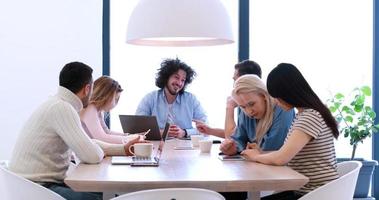 team di avvio aziendale in occasione di una riunione in un moderno edificio per uffici foto