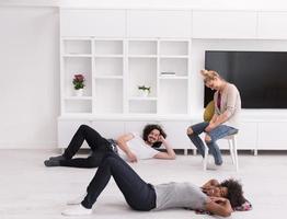 multietnico gruppo di persone rilassare nel loro nuovo appartamento foto