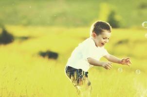 bambino e bolle foto