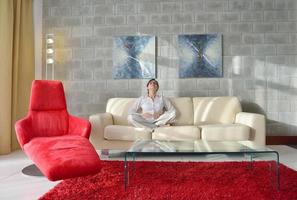 contento giovane donna rilassare a casa su divano foto