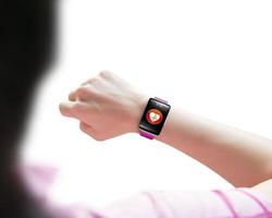 donna sportiva guardando il sensore di salute indossando la mano orologio intelligente