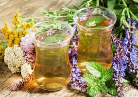 tè verde caldo alle erbe in bicchieri islamici